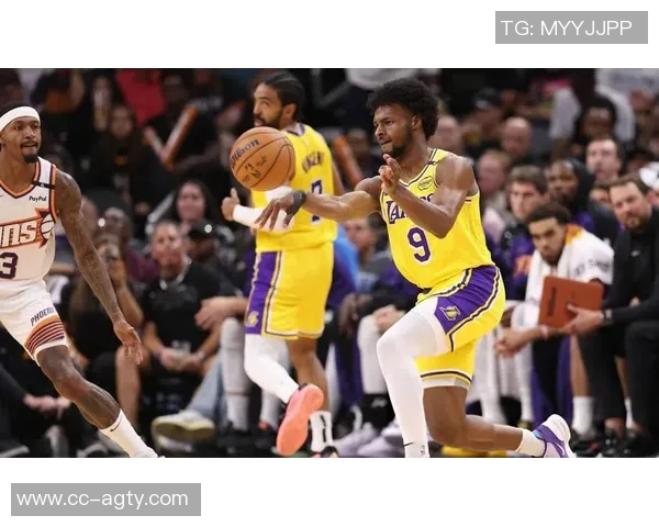 明日湖人客场挑战太阳克莱伯里夫斯与布朗尼因伤缺阵影响战局 明日湖人客场挑战太阳克莱伯里夫斯与布朗尼因伤缺阵影响战局