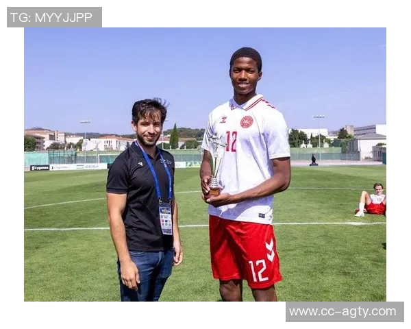 奥比马丁随曼联一线队训练舍什科受伤或为他创造机会